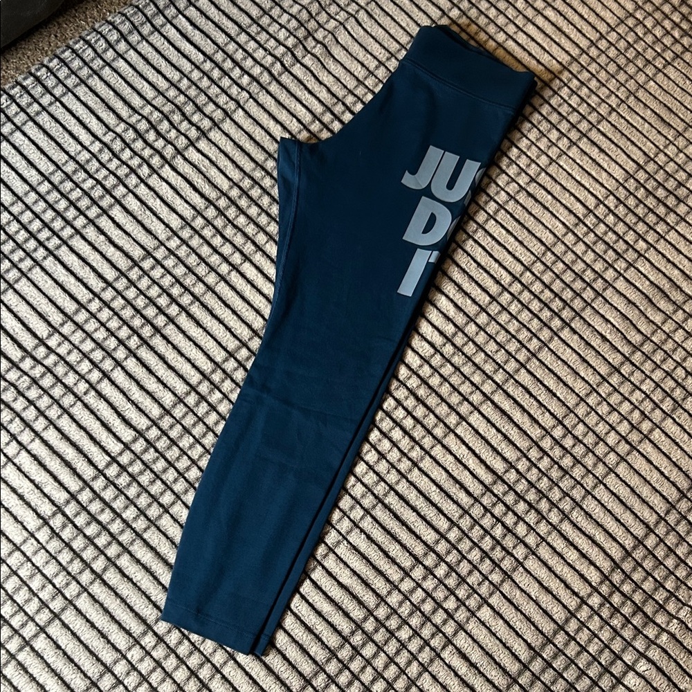 New Women’s Nike Leggings (M)